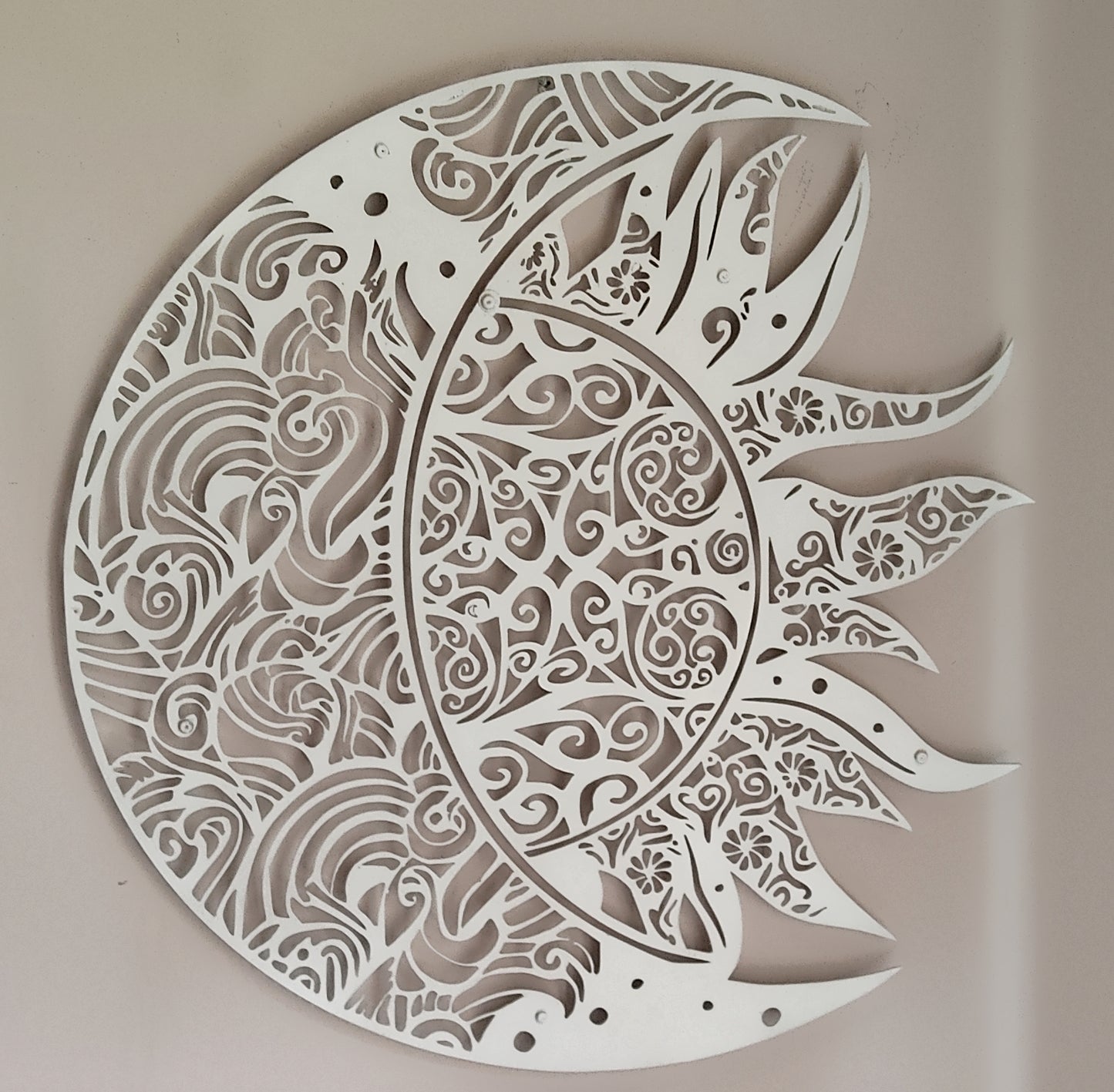 Aufwändige Wanddekoration aus Metall mit Sonne und Mond-Mandala