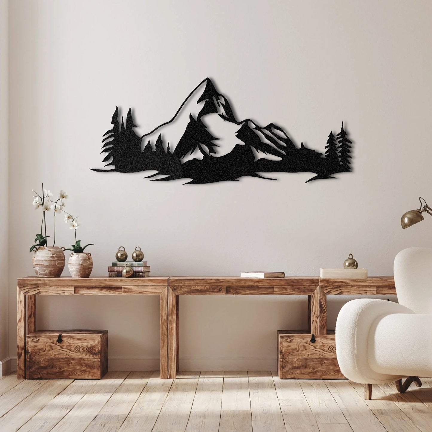 松の木の金属壁アートのある山の風景