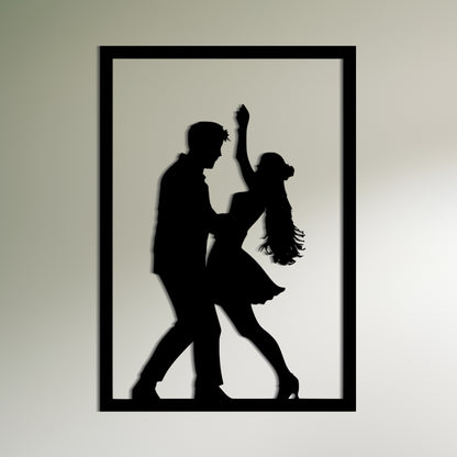 踊るカップルのロマンチックなシルエット